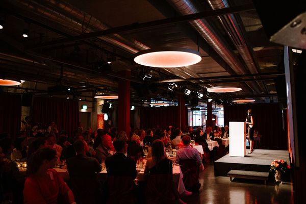 Gala-Dinner im Papiersaal, Tische gedeckt, Menschen sitzen, Mood