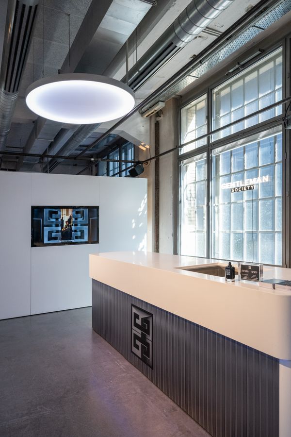 Festlichkeit im Papiersaal, Party, Mann mit Tablett 