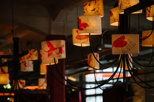 Papiersaal Bar, Kronleuchter, Close-up