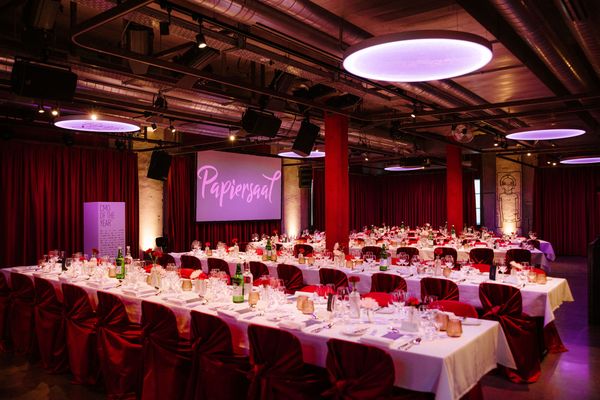 Gala-Dinner im Papiersaal, Tische gedeckt, ohne Menschen, Mood