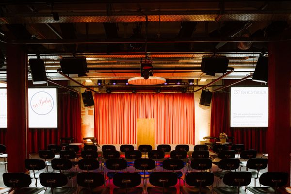 Bühne im Papiersaal, bestuhlt, ohne Menschen 