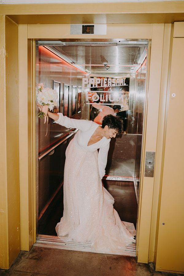 Braut im Aufzug des Papiersaals und Foliums 