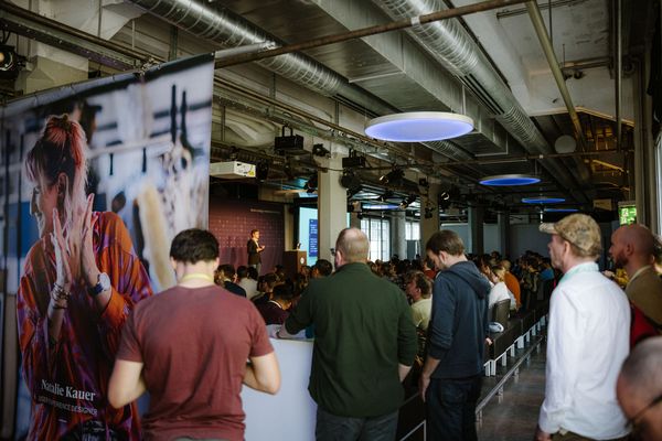 Referat/Konferenz im Folium, Personen sitzen und stehen 