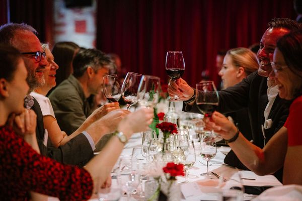Gala-Dinner im Papiersaal, Close-up Menschen, prosten sich zu 