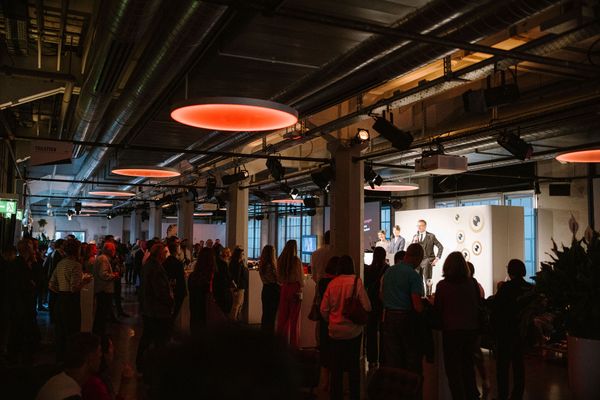 Festlichkeit im Papiersaal, Vortrag auf Bühne, Menschen stehen