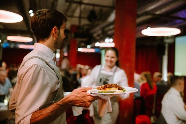Gala dinner in the Papiersaal, service, food is served 