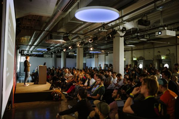 Referat/Konferenz im Folium, Menschen sitzen 