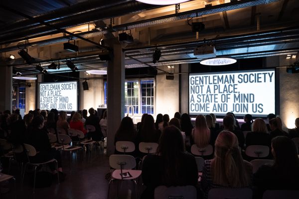 Referat/Showoom im Folium, Bestuhlung, mit Menschen 