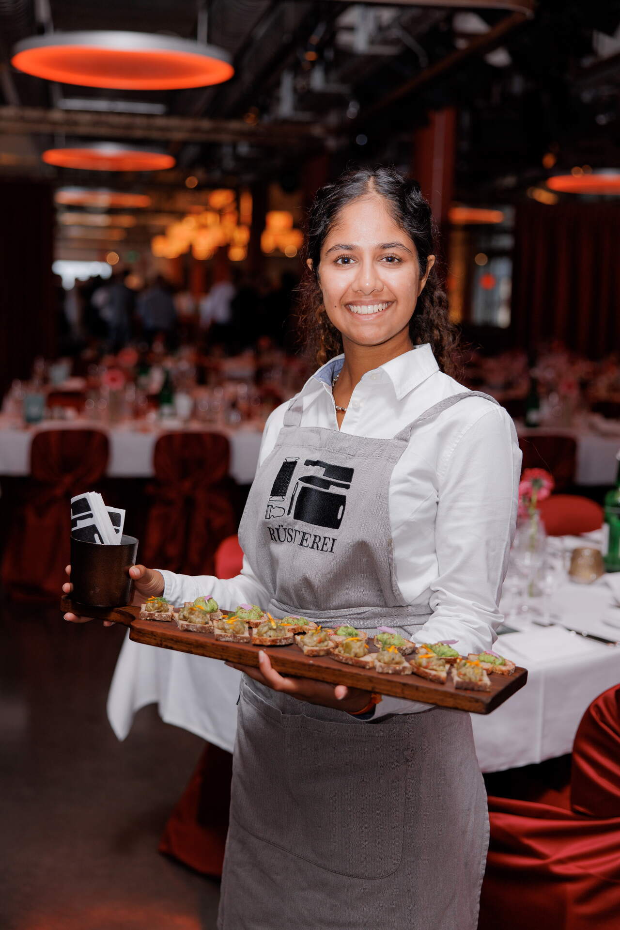 Gala-Dinner Papiersaal, Service Gala-Dinner Papiersaal, Service, Frau serviert Essen