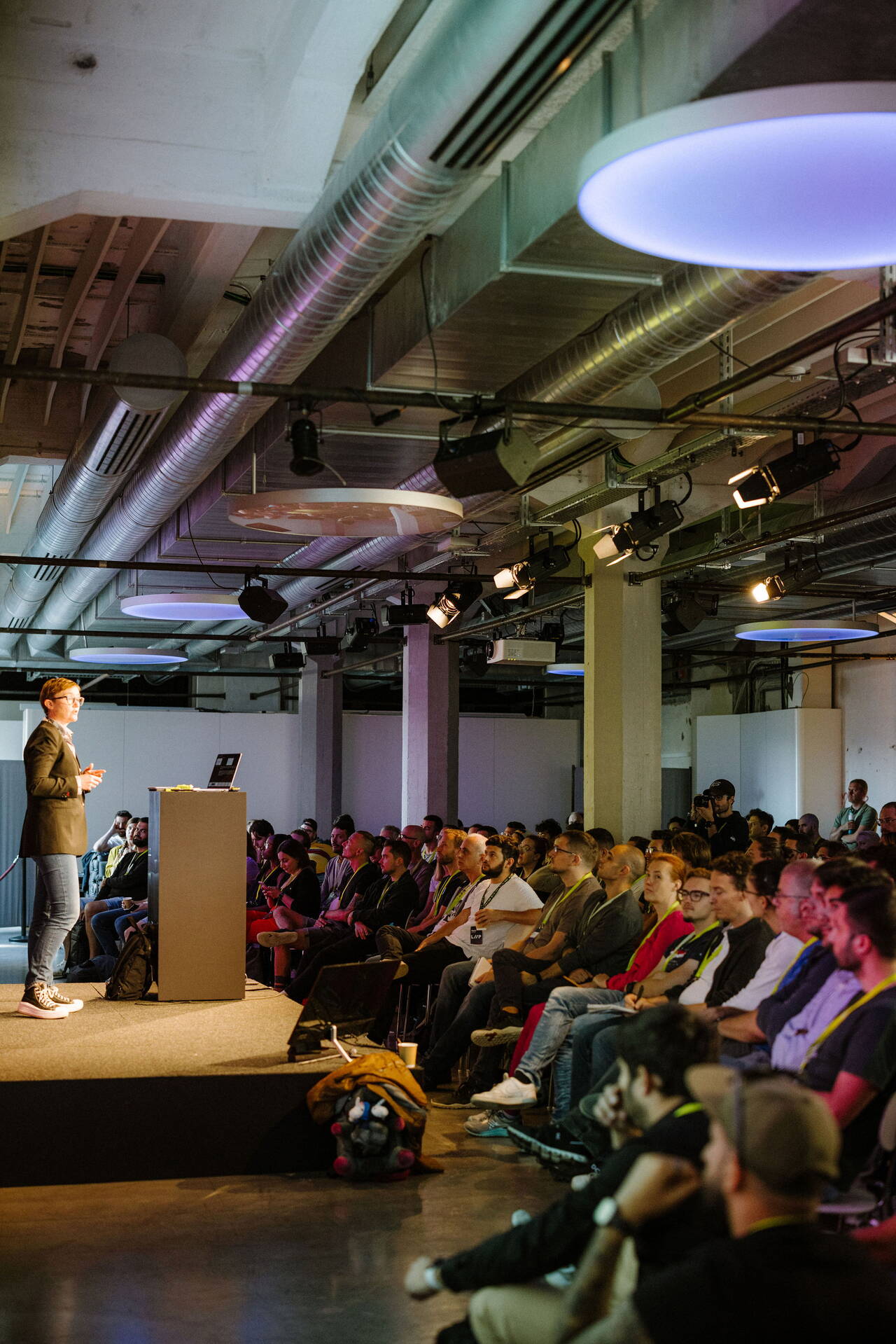 Referat/Konferenz im Folium Referat/Konferenz im Folium, Mann auf der Bühne, Personen sitzen
