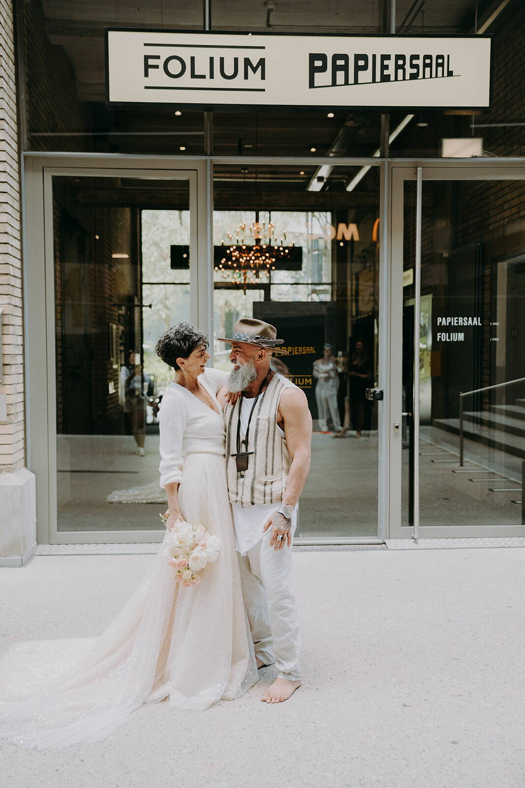 Heiraten im Papiersaal Heiraten im Papiersaal, Paar posiert vor Aussenfassade