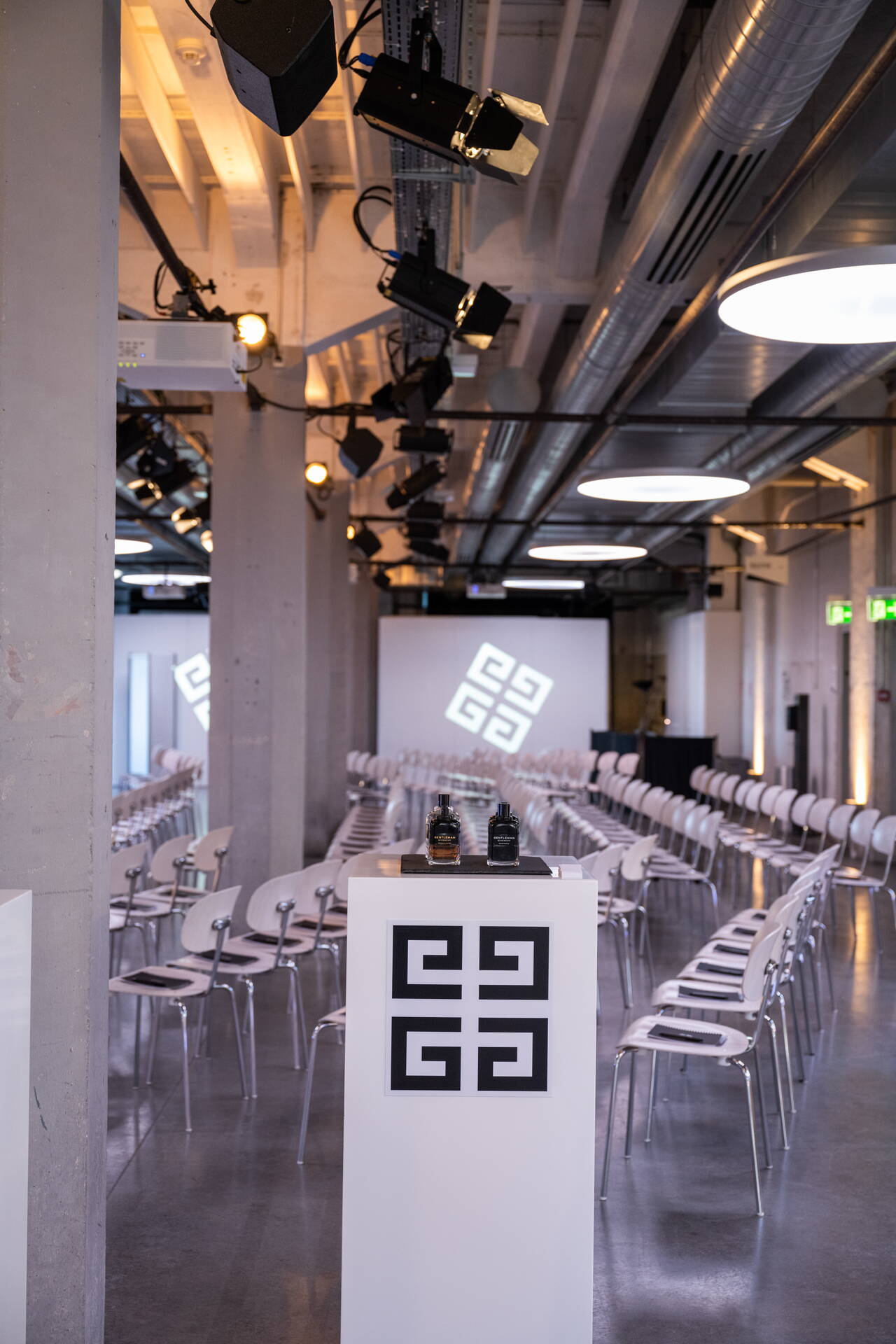 Branding im Folium, Folierung Branding im Folium im Folium, bestuhlt, ohne Menschen, Folierung