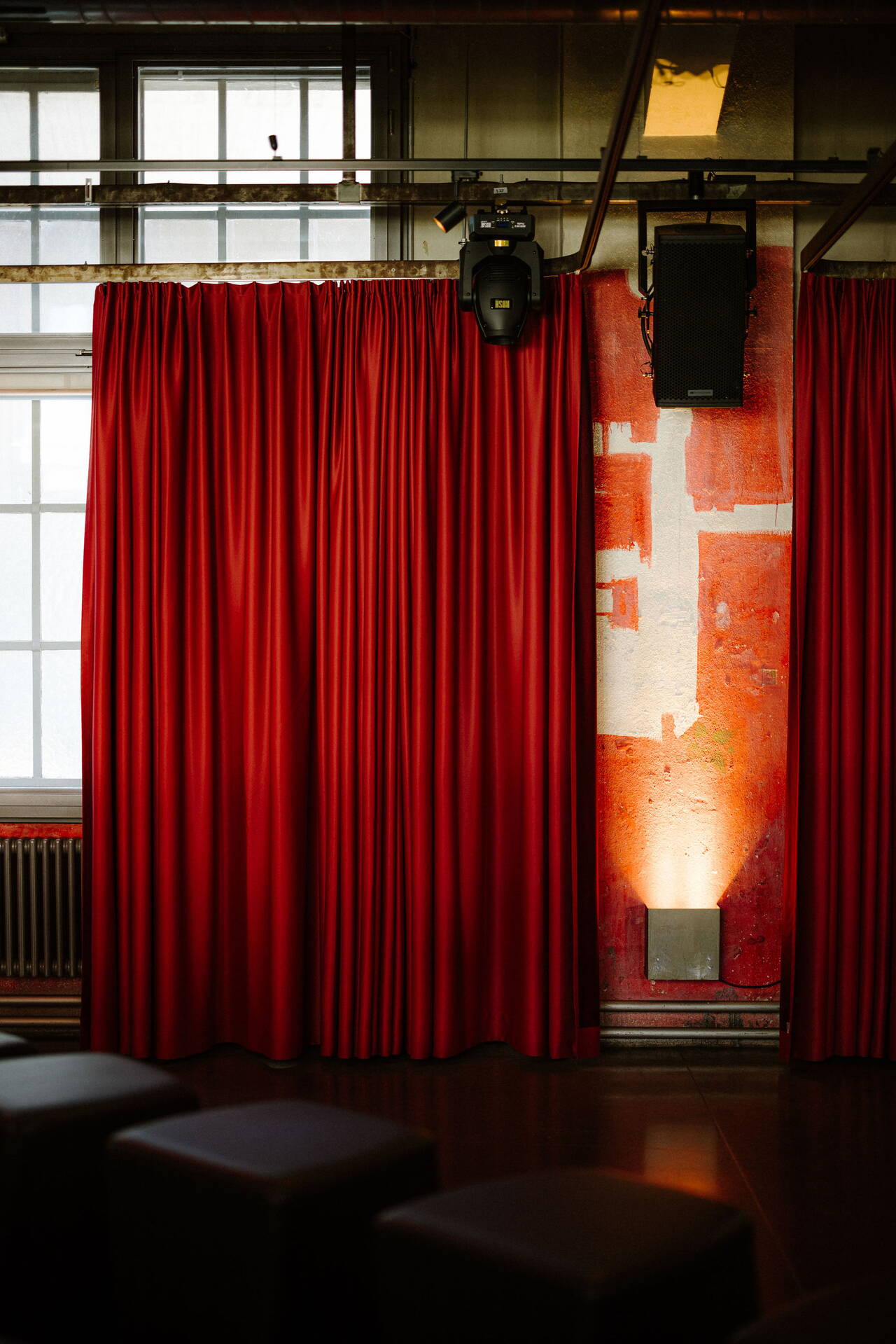 Scheinwerfer-Licht im Papiersaal Scheinwerfer-Licht im Papiersaal